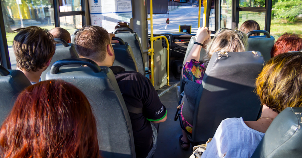 "— Мамаша, возьмите ребенка на руки! "