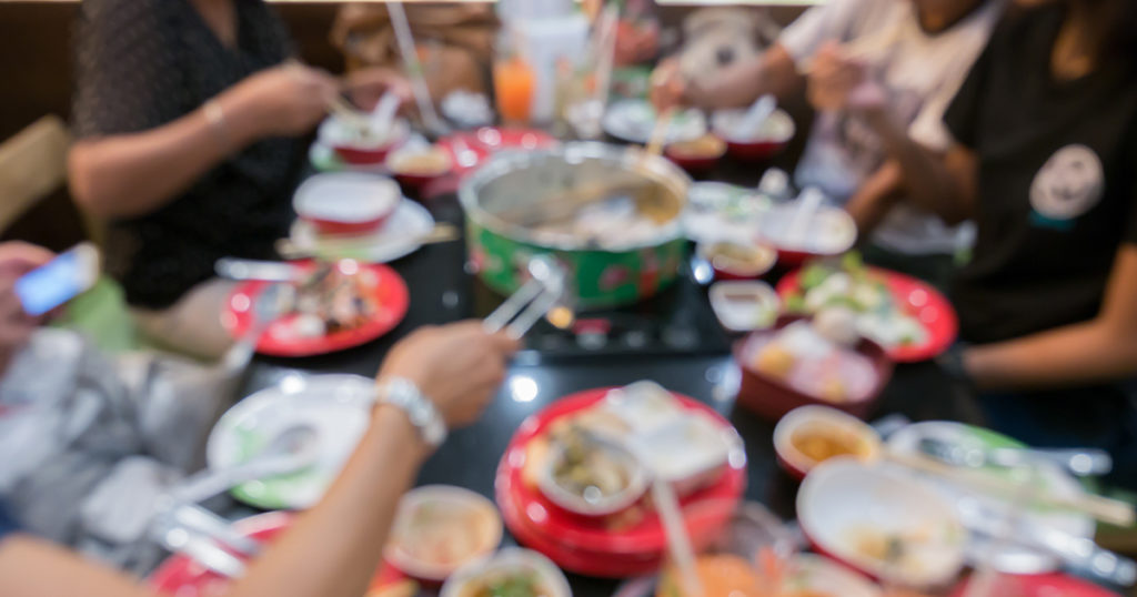 Девушка моего брата сказала, что я не умею готовить, поэтому она не хочет с нами отмечать Новый год