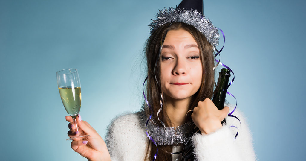 Одна родственница каждый раз отмечает с нами Новый год, но постоянно чем-то недовольна!