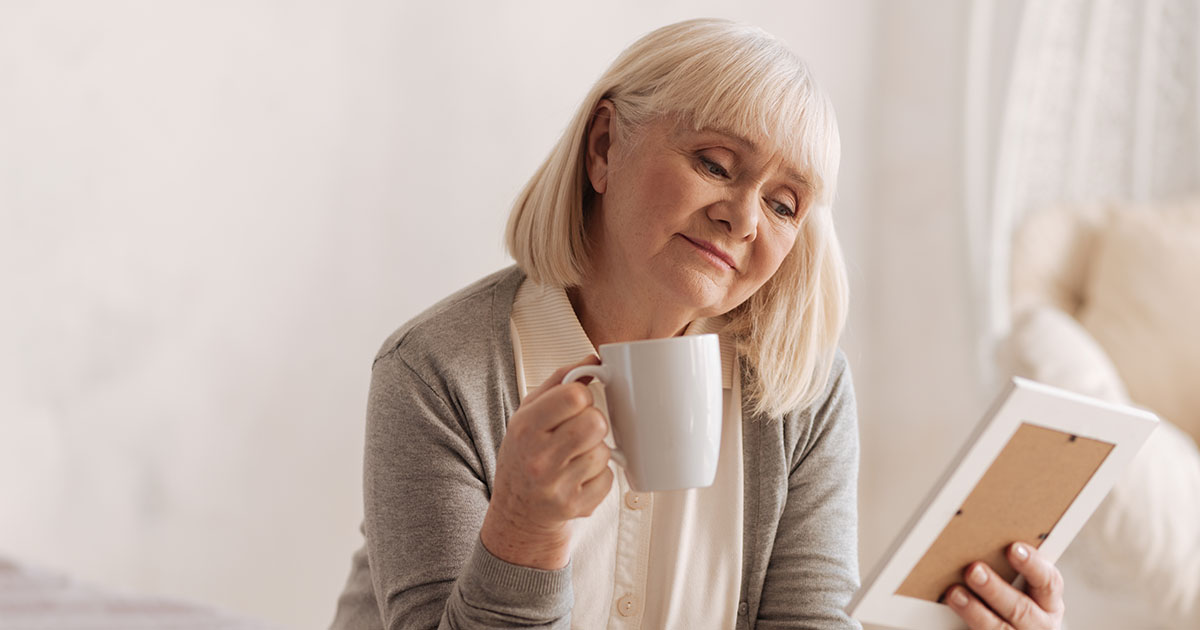 — Мам, ну ты бы опозорила меня! Ты даже не умеешь нормально вилку держать!