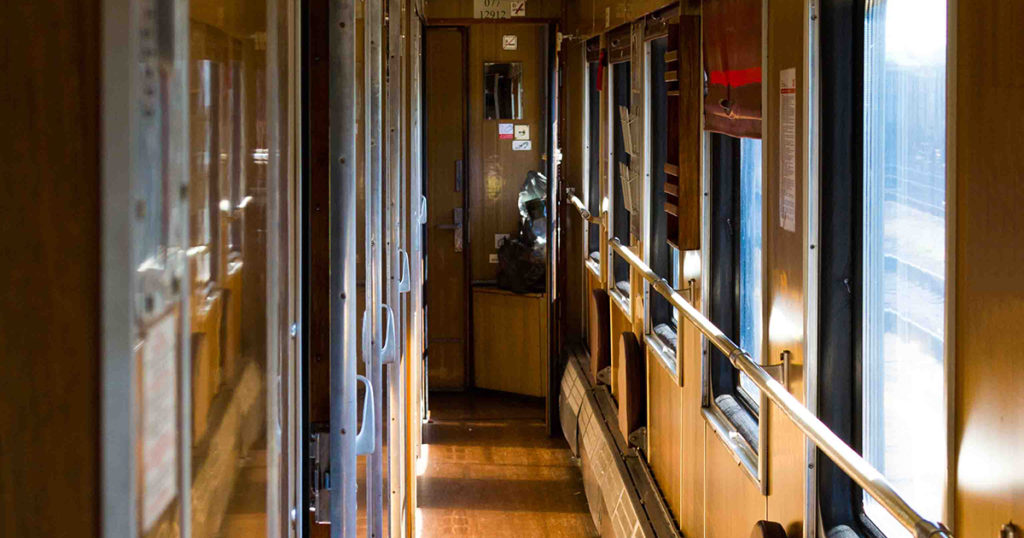 После одного случая я всегда уступаю место на нижней полке, когда еду в поезде