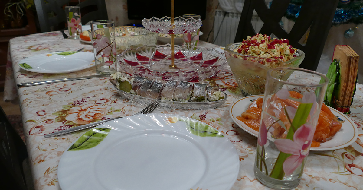 Девушка моего брата сказала, что я не умею готовить, поэтому она не хочет с нами отмечать Новый год