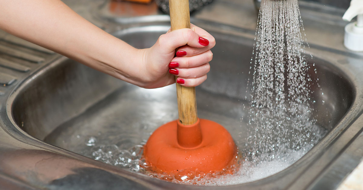 — Выпущу, когда кран отремонтируешь!