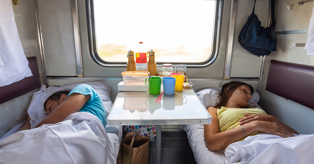 После одного случая я всегда уступаю место на нижней полке, когда еду в поезде