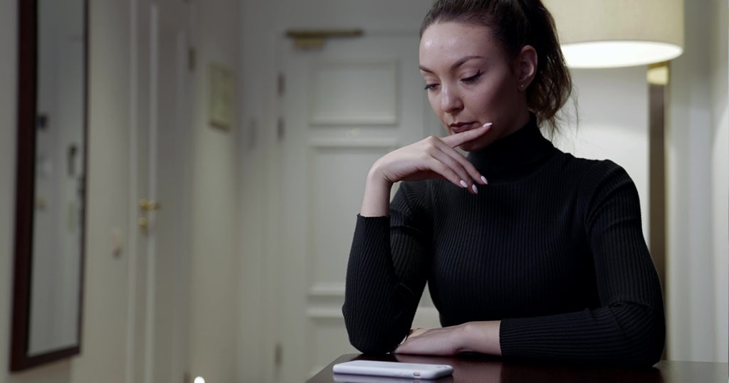 Мать сначала не хотела за бабушкой смотреть, а теперь судится со мной за наследство!