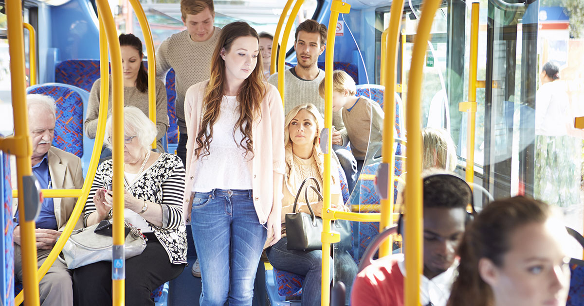 "— Мамаша, возьмите ребенка на руки! "