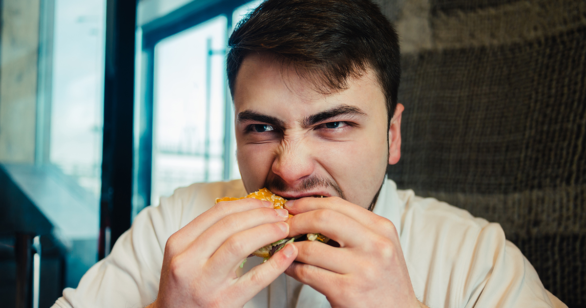 — Если он и дальше будет так кушать, на квартиру мы никогда не накопим!