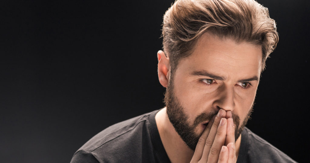 Руслан закрыл альбом с фотографиями и заплакал