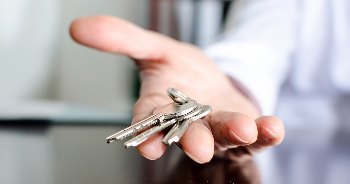 — Да у вас все равно детей нет! Другим помогайте!