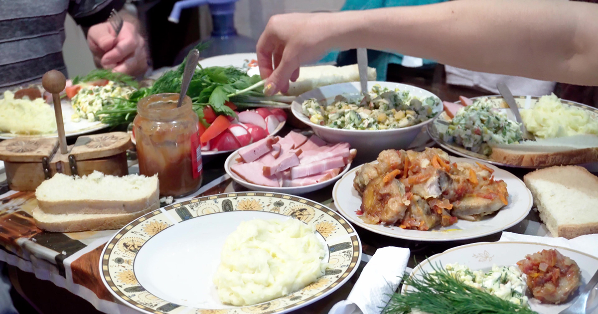 Все гости с едой, а она — с сыном! Ну и отметили…