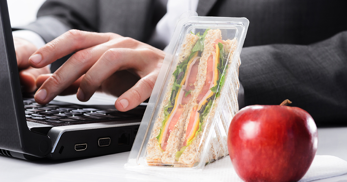 — Если он и дальше будет так кушать, на квартиру мы никогда не накопим!