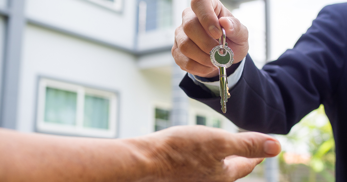 — Да у вас все равно детей нет! Другим помогайте!