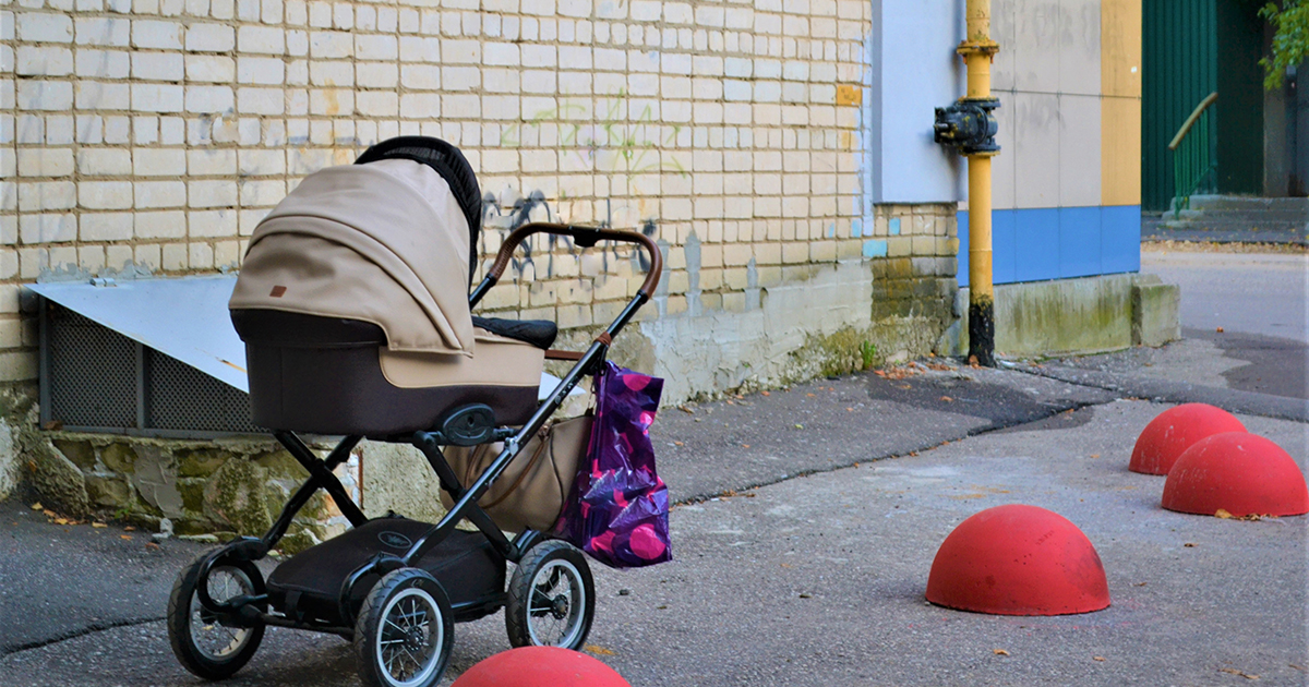 Соседи увидели на балконе нашу коляску и пришли ее выпрашивать