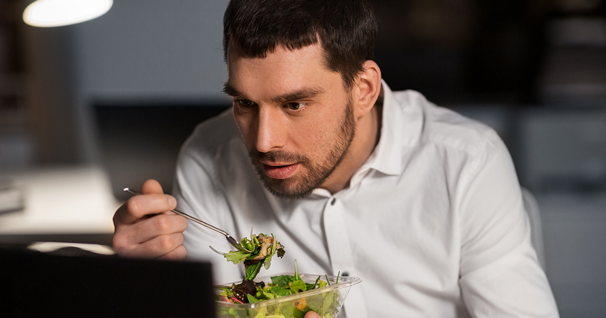 Надоело кормить мужа-дармоеда. Так он решил лазить по холодильнику ночью или нагло отнимает еду у меня