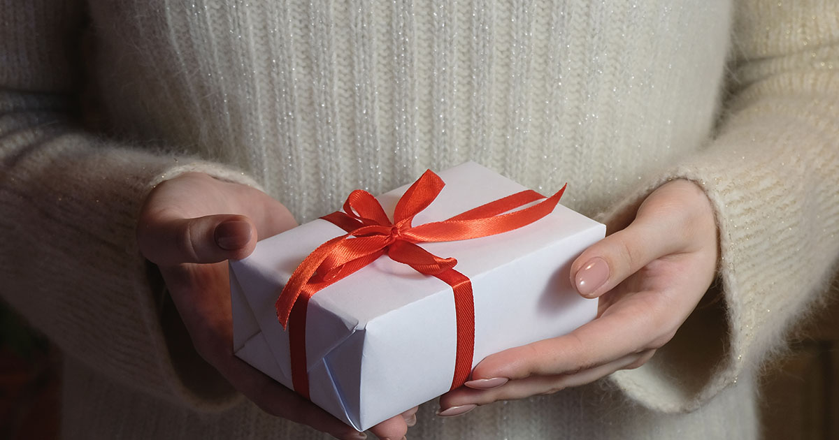 - Ира, спасибо, конечно. Но, нам лучше домой пойти, мы чай уже у себя попьем. Домой нам долго добираться, так что, мы пойдем. Еще раз с Днем рождения тебя!