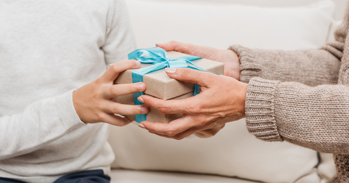 - Ира, спасибо, конечно. Но, нам лучше домой пойти, мы чай уже у себя попьем. Домой нам долго добираться, так что, мы пойдем. Еще раз с Днем рождения тебя!