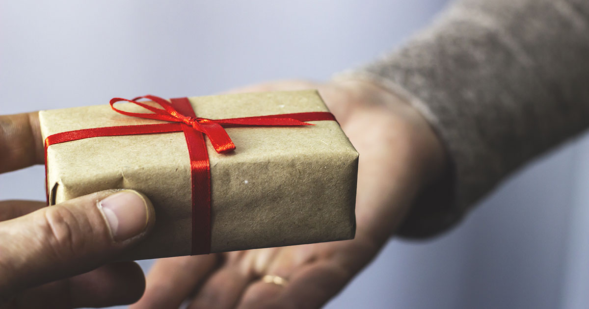 - Ира, спасибо, конечно. Но, нам лучше домой пойти, мы чай уже у себя попьем. Домой нам долго добираться, так что, мы пойдем. Еще раз с Днем рождения тебя!