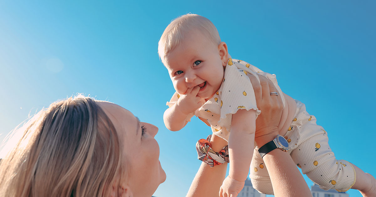 Этот ребенок из отказников. К нему никто не подходит - только кормят и лечат