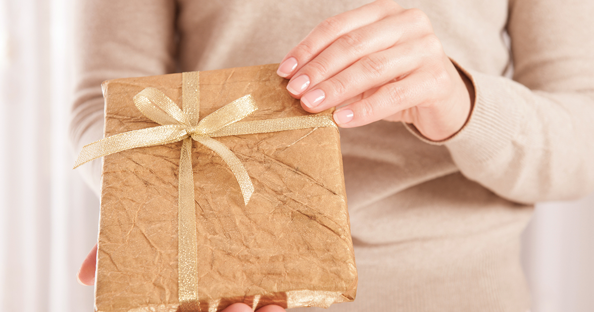 - Ира, спасибо, конечно. Но, нам лучше домой пойти, мы чай уже у себя попьем. Домой нам долго добираться, так что, мы пойдем. Еще раз с Днем рождения тебя!