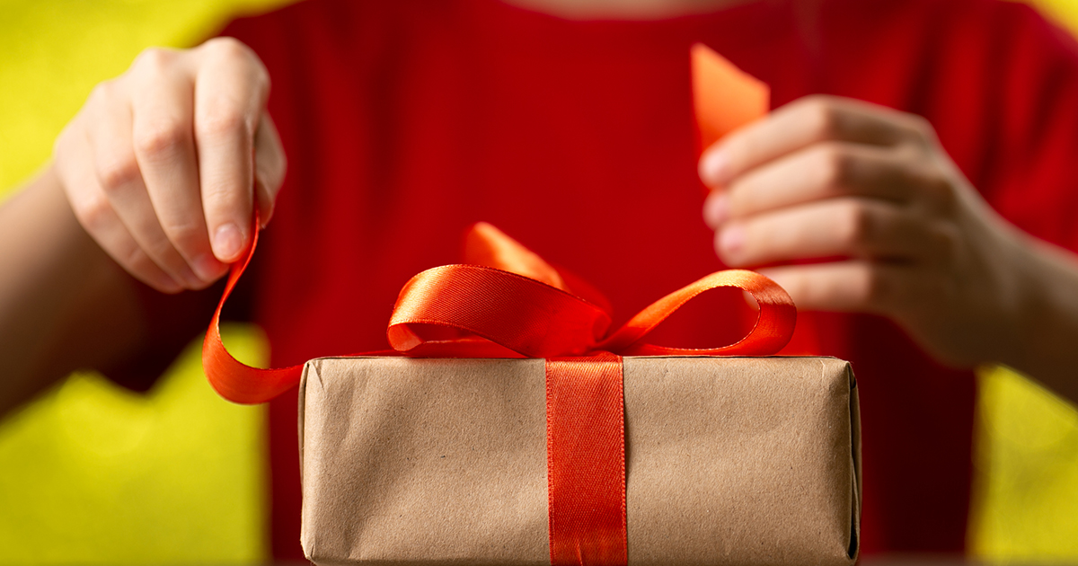 - Ира, спасибо, конечно. Но, нам лучше домой пойти, мы чай уже у себя попьем. Домой нам долго добираться, так что, мы пойдем. Еще раз с Днем рождения тебя!