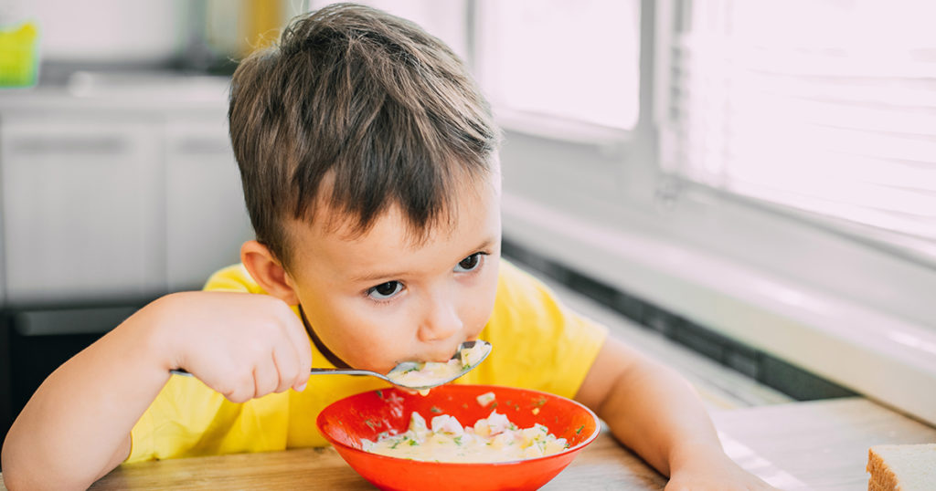 Порой и няни в детсаду воруют котлеты!
