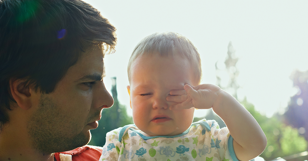 — Оставь ребенка мне, я же вижу, что он мой!