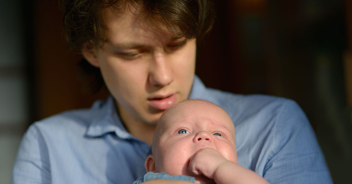 — Оставь ребенка мне, я же вижу, что он мой!