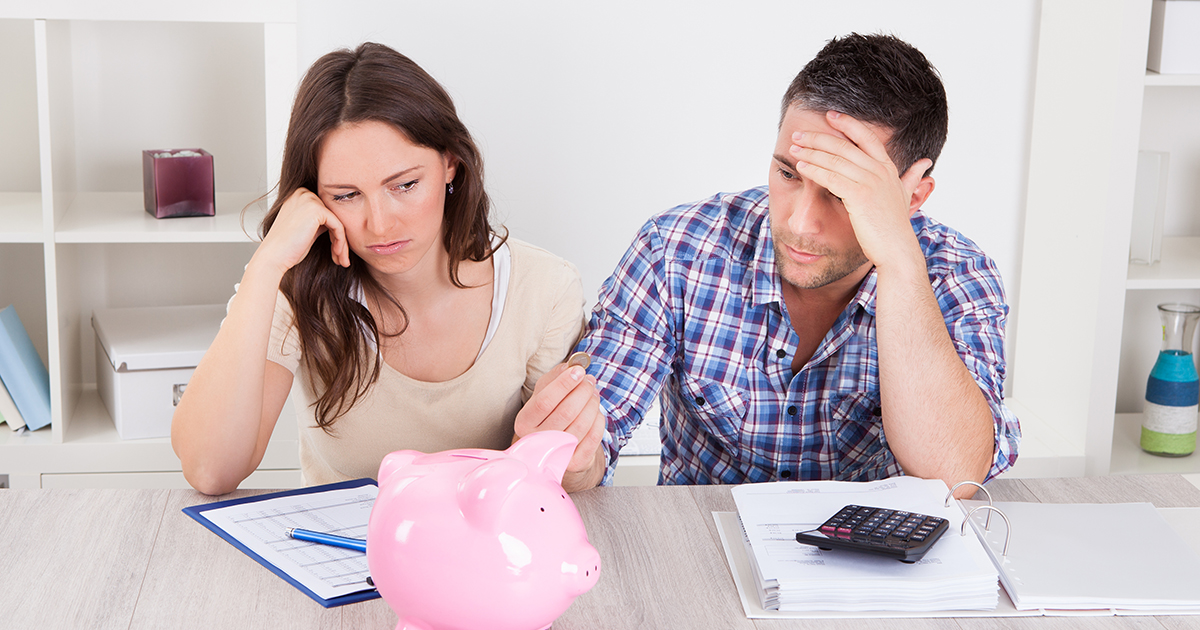 — Ты сегодня зарплату получила? Тогда скинь нам денег!