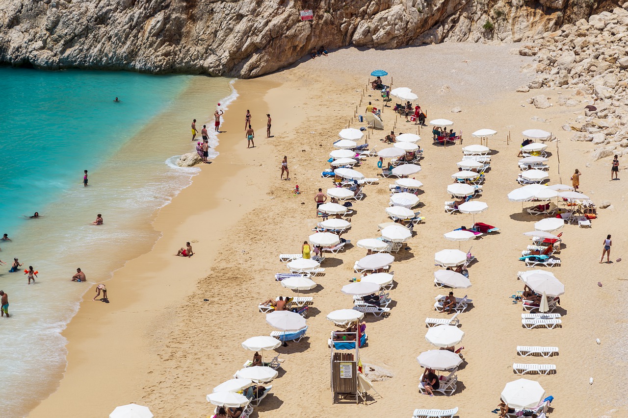 — Пап! Смотри, наша мама! — Артем обернулся и увидел покойную жену