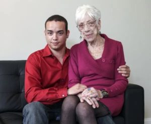 31-letni mężczyzna wybrał 91-latkę z czystej miłości, pomimo jej majątku w wysokości 750 milionów dolarów i, co ważniejsze, ...