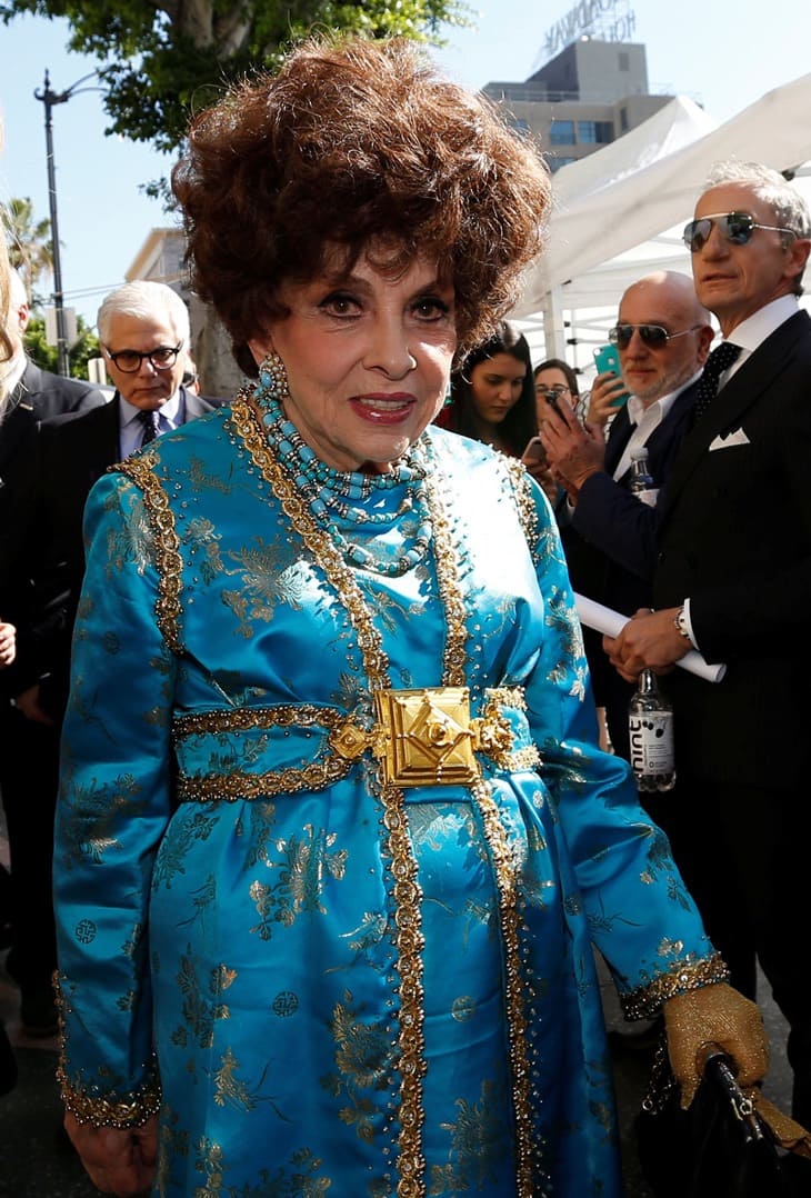 Niegdyś gwiazda włoskiego kina, teraz jest zgorzkniałą staruszką.