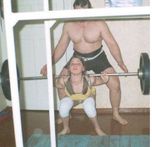 W wieku 8 lat dziewczynka podniosła sztangę o wadze 100 kg! Dowiedz się, jak wygląda i jak potoczyły się jej losy 14 lat później 🏋️‍♀️✨