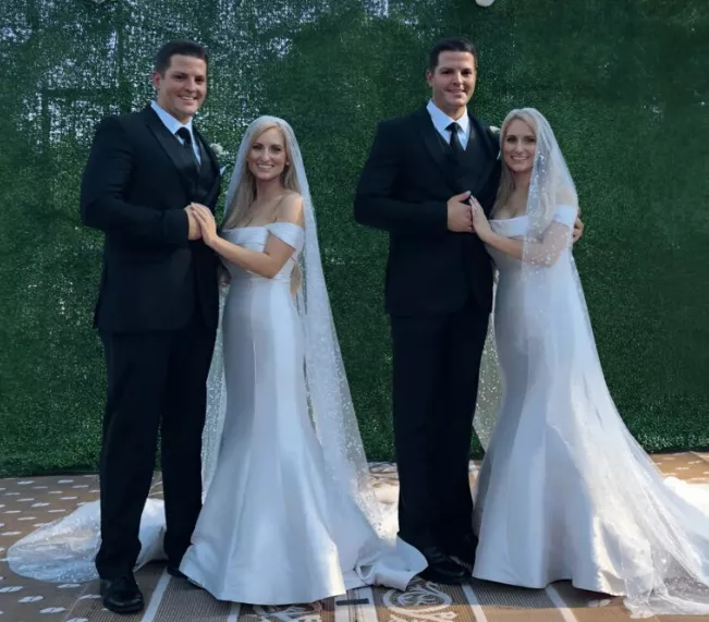 Siostry bliźniaczki wyszły za mąż za braci bliźniaków i dwa lata później urodziły niezwykłe dzieci 😱 Teraz ich dzieci zadziwiają wszystkich 😲 Zobacz, jak wyglądają dzieci tej ciekawej rodziny po 4️⃣ latach.