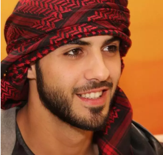 Jej wad szuka się z lupą i nazywa męskim prostakiem, ale to ona jest obiektem zazdrości milionów kobiet! Dowiedz się, jak wygląda żona najpiękniejszego Araba na świecie i co robi, by podbić serca 💍✨