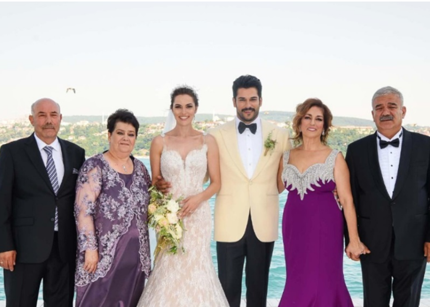 „Wygrana na genetycznej loterii": jak wyglądają rodzice tureckiego aktora Buraka Ozcivita?