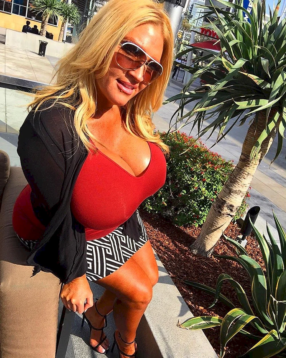 Fantastyczny plastik: 55-letnia blondynka z Kalifornii ma wiele do pokazania