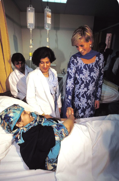 Oszałamiające zdjęcia z udziałem samej księżnej Diany! Istnieją doniesienia, że była fotografowana na ulicach częściej niż ktokolwiek inny!