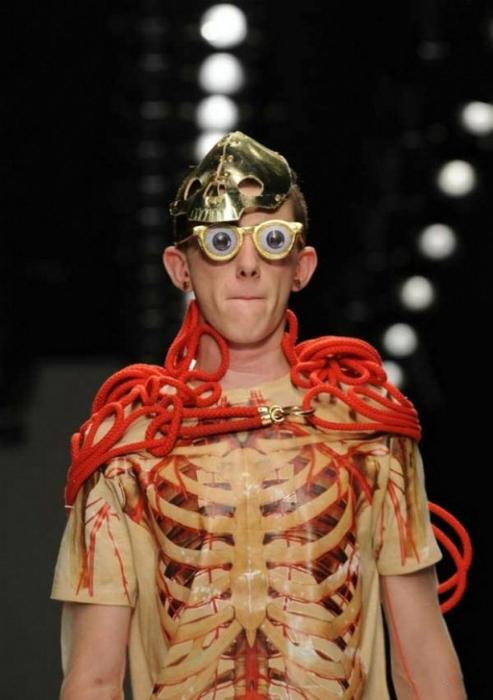 Bezwzględne stroje męskie od znanych projektantów.