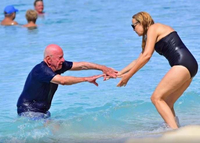 Paparazzi pokazali 92-letniego miliardera na wakacjach z rosyjską kochanką. Elena nadaje się na córkę bogacza! „Ledwo stoi na nogach”, »Pielęgniarka dla bogatego dziadka«.