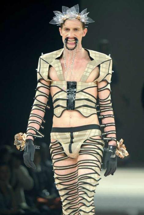 Bezwzględne stroje męskie od znanych projektantów.