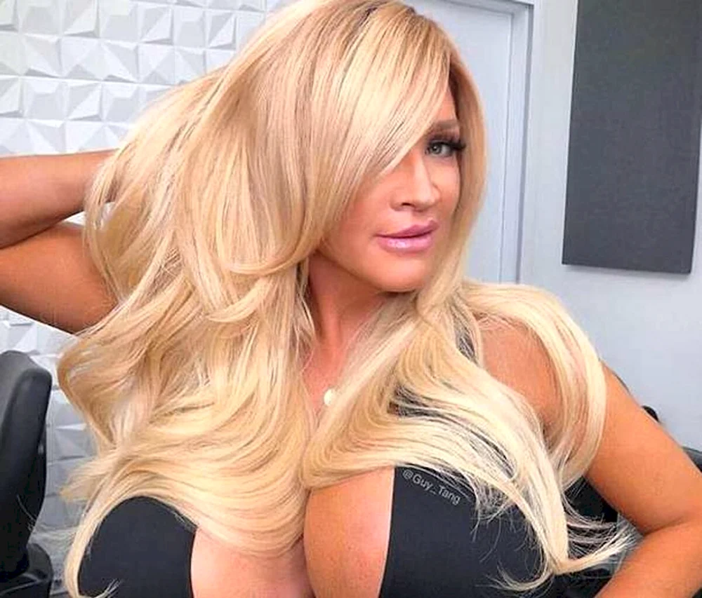 Fantastyczny plastik: 55-letnia blondynka z Kalifornii ma wiele do pokazania