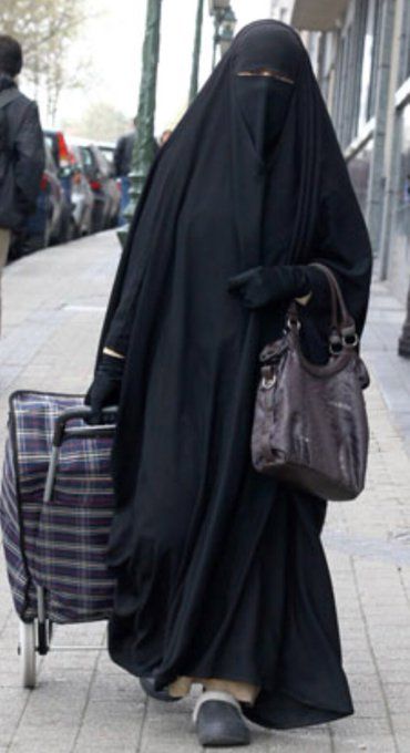 „Niewiele wolności i wiele wymagań": 12 zdjęć z życia kobiet na Wschodzie. Ostatnie zdjęcie jest bardzo zabawne