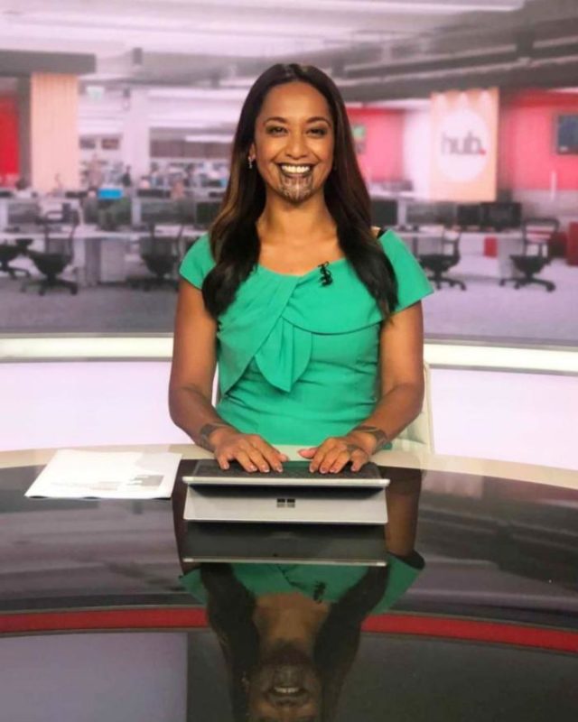 Orini Kaipara jest pierwszą na świecie prezenterką wiadomości z tatuażem na twarzy.