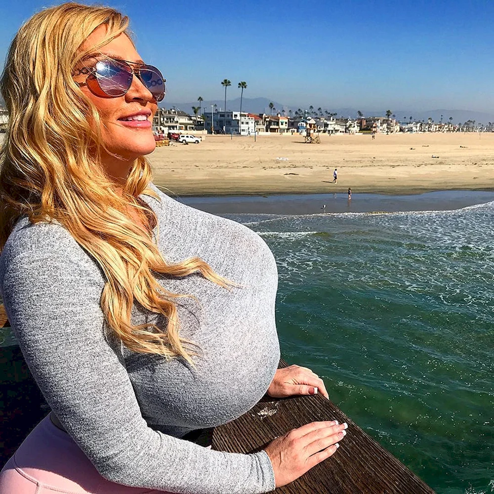 Fantastyczny plastik: 55-letnia blondynka z Kalifornii ma wiele do pokazania