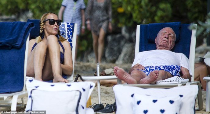 Paparazzi pokazali 92-letniego miliardera na wakacjach z rosyjską kochanką. Elena nadaje się na córkę bogacza! „Ledwo stoi na nogach”, »Pielęgniarka dla bogatego dziadka«.