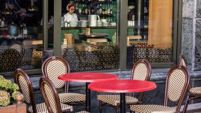 Kelnerka obsłużyła bezdomnego, nie wiedząc, że czeka ją niespodzianka