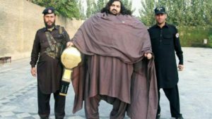 Ważący 440 kg „Pakistański Hulk” szuka wyjątkowej żony.