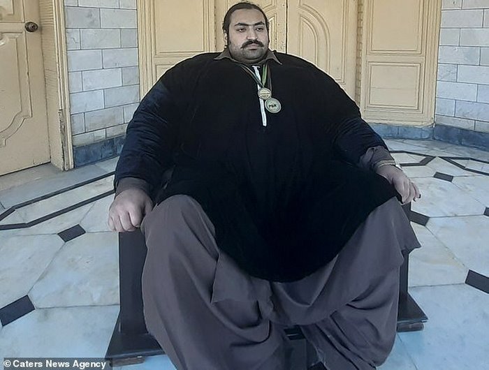 Ważący 440 kg „Pakistański Hulk” szuka wyjątkowej żony.