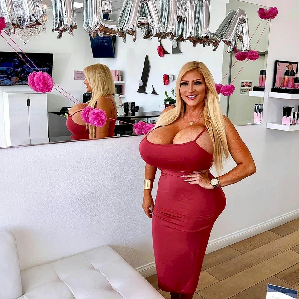 Fantastyczny plastik: 55-letnia blondynka z Kalifornii ma wiele do pokazania