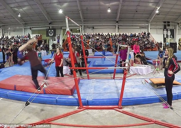 Co mogłoby się stać, gdyby mężczyzna nie zdołał utrzymać dziewczynki podczas lotu? Najprawdopodobniej skończyłaby w centrum urazowym.